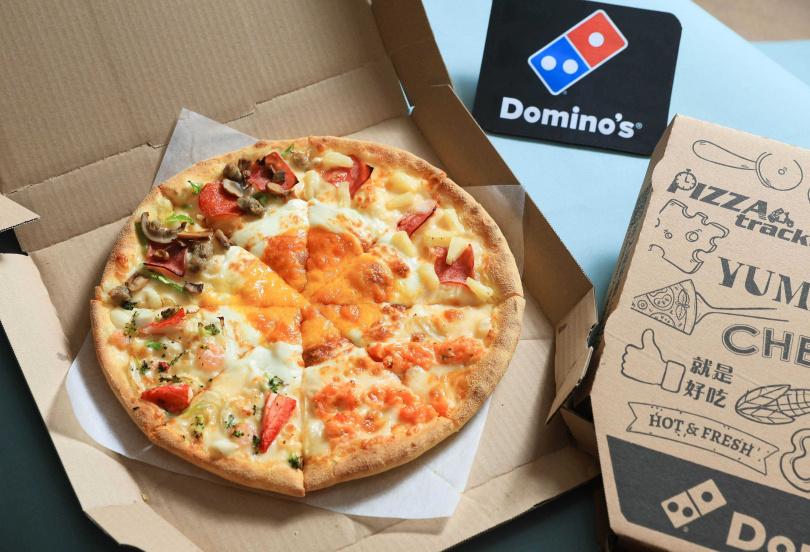達美樂期間限定「黃金月見四喜披薩」，搭配達獨家天天外帶披薩半價，12吋大披薩一個只需351元。