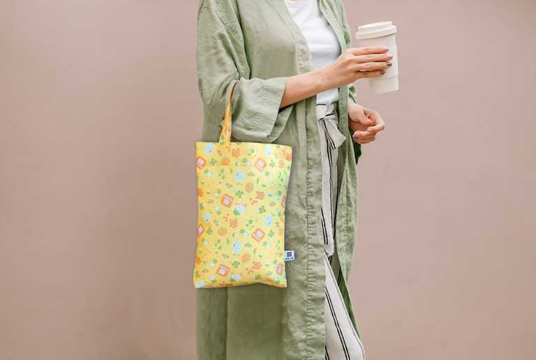 金色三麥與台灣最具代表性的設計品牌「印花樂」一起推廣永續、共好的信念，運用100％回收寶特瓶製成的「保特紗」製成「環保手工提袋」。