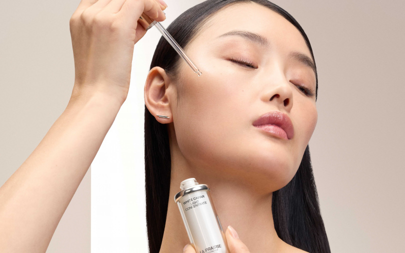 無酸也能煥膚!LA PRAIRIE鑽白魚子時空亮顏精萃在加速老廢角質代謝的同時,也照顧到了維持肌膚屏障健康的需求,早晚都能安心使用。(圖/品牌提供)