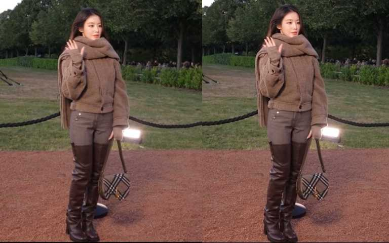 舒華以灰棕色羊毛外套搭配格紋圓弧肩背包,坐上Burberry 2026夏季大秀前排,摩登氣場盡顯。(圖/品牌提供)