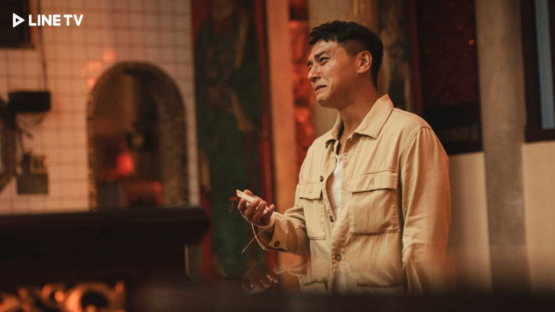 《豬人》鄭人碩崩潰哭求神明尋回兒子。（圖／LINE TV提供）