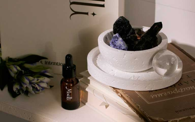 Maélli 黑帝斯之息・防小人水晶香氛禮盒組／3,580元（圖／品牌提供）