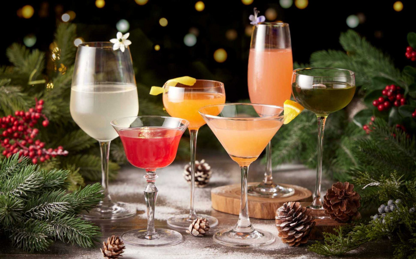 即日起至明年2/28限定登場的Atelier Cologne 法國歐瓏x台北艾麗酒店The Terrace大廳酒吧聯名特調活動，聯名調酒每杯350元+10%，一次點用六杯可享 2,000元+10%套組優惠。另有雙人暢飲方案1,499元+10%，於社群打卡分享便可享聯名調酒、主題調酒、各式啤酒、葡萄酒與基酒暢飲，以及主廚精選酌酒小食買一送一。（圖／品牌提供）