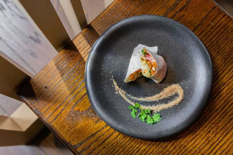 北投麗禧期間限定的現做潤餅捲，每一口都能品嚐豐富餡料與Q彈餅皮，邀請房客體驗清明節「寒食」文化。（圖／北投麗禧溫泉酒店提供）