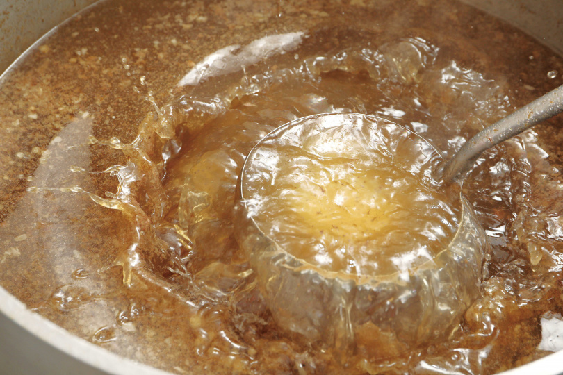 湯頭Check！舌肚湯頭　單純以薑、牛骨與牛舌、牛肚等熬製2小時以上。（圖／于魯光攝）