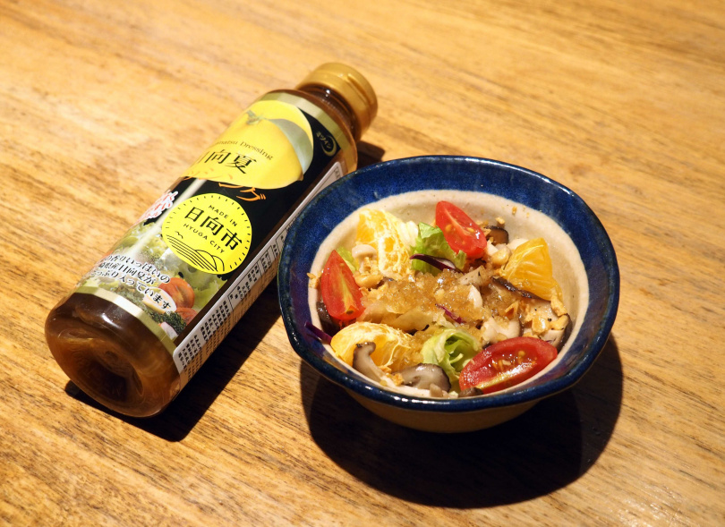 冬季套餐以使用「MITSUISHI日向夏蜜柑沙拉醬」調味的「日向夏野菇溫沙拉」揭開序幕。（圖／魏妤靜攝）