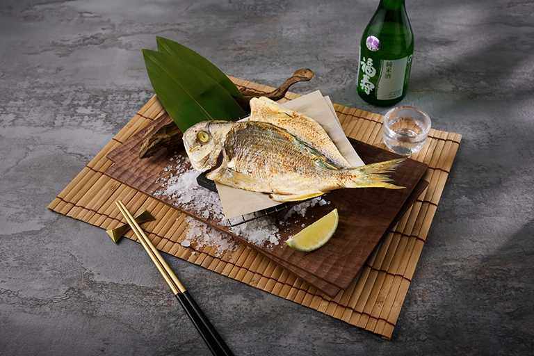 「藝奇日本料理岩板燒」憑五倍券就贈送價值550元的海釣現流烤魚。