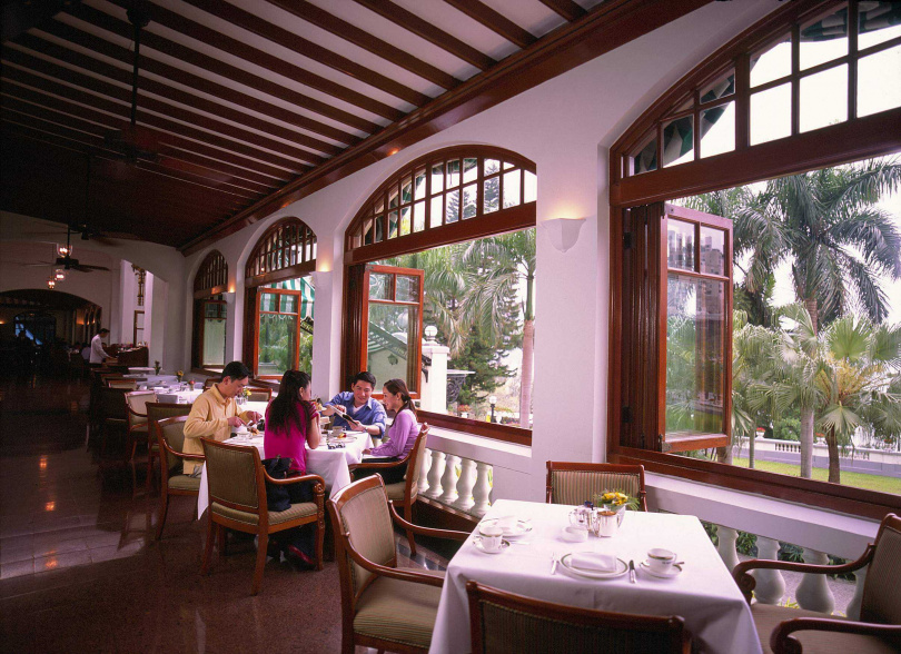 《傾城之戀》男女主角邂逅地點就在淺水灣酒店露台餐廳。