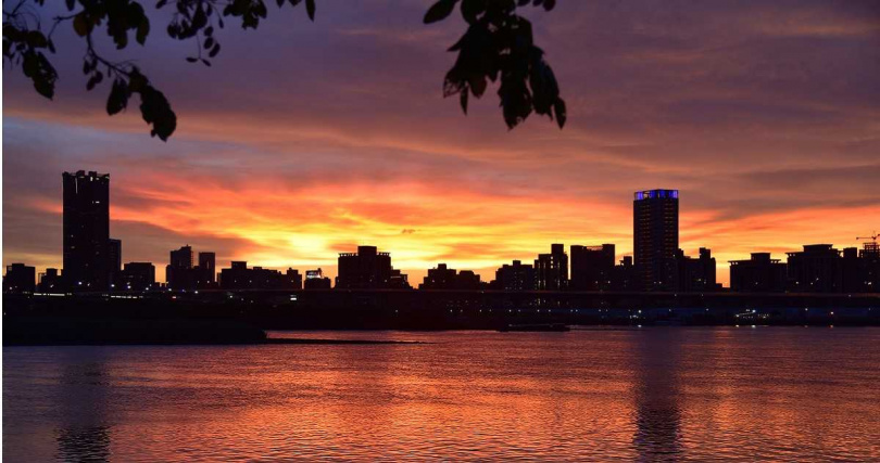 大稻埕河畔的絕美夕陽，與波光粼粼的河水相互輝映。