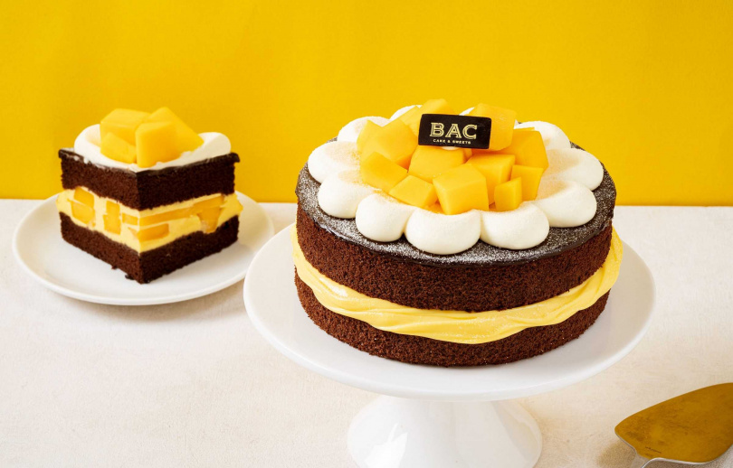 「百鑲鮮芒果蛋糕」將鮮切芒果鑲進招牌巧克力蛋糕裡。（950元／6吋，圖／BAC提供）