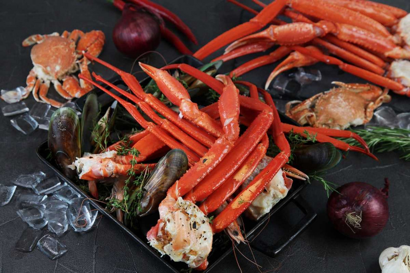 「西班牙風味炭烤松葉蟹」於假日提供於餐檯無限暢吃！