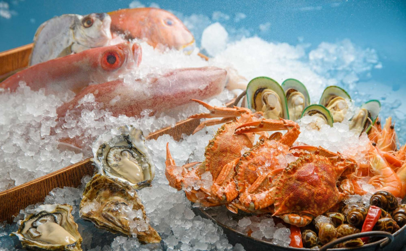 漢來海港自助餐廳向來以新鮮、澎湃的生猛海鮮著稱，每年有龐大海鮮食材用量，因此培養出強大採購能力與價格談判優勢。（圖／漢來美食提供）