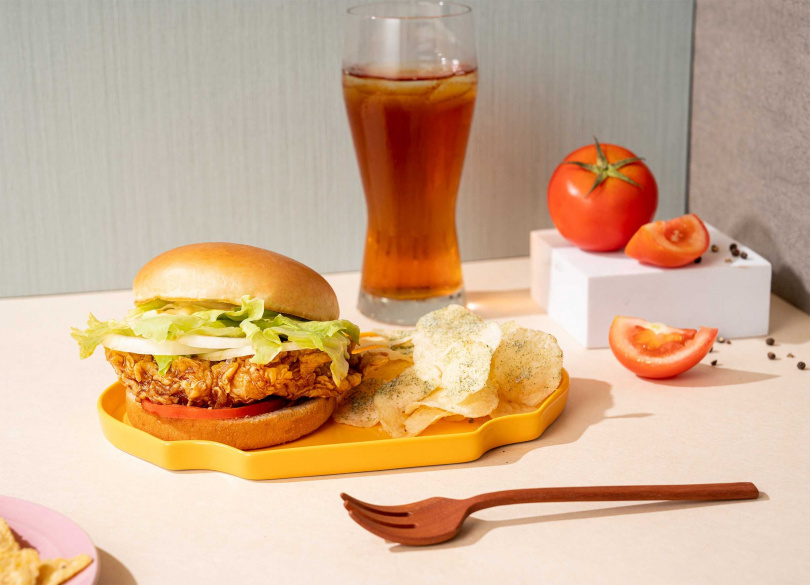 「橋村炸雞」全台首店進駐Global Mall板橋車站，推個人餐「黃金熟成蜂蜜脆雞布里歐堡餐」。