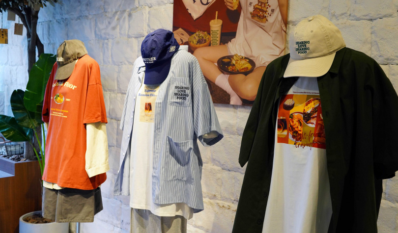 QUEEN SHOP以貳樓餐點為靈感設計的多款T恤與初秋衛衣，輕鬆塑造美式街頭風格。（圖／魏妤靜攝）