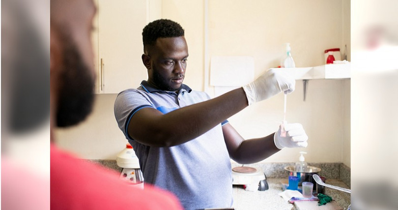 布萊恩．基塔（Brian Gitta）／國籍：烏干達／年齡：26／地點：烏干達及肯亞／項目：以快速無創檢測取代血液測試以對抗瘧疾。