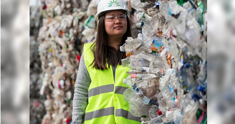 汪郁雯（Miranda Wang）／國籍：加拿大／年齡：25／地點：美國／項目：循環不可循環再用的物品／項目：以塑膠廢物製造實用化學品。