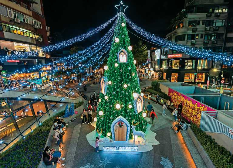 心中山線形公園冬季燈飾提供熱鬧節慶氛圍，是最好拍的網美朝聖地。