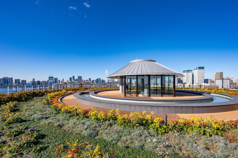  屋頂更設置觀景足湯，泡腳的同時可以將東京灣的風景飽覽無遺。