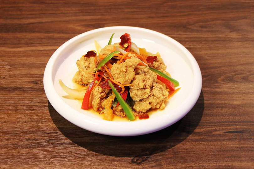 「南蠻漬」選用清脆香甜的蔬菜，烤掉多餘的水分再與嚴選的台灣雞腿肉做搭配，再澆淋上柴魚高湯增添香氣，創造新穎口感。