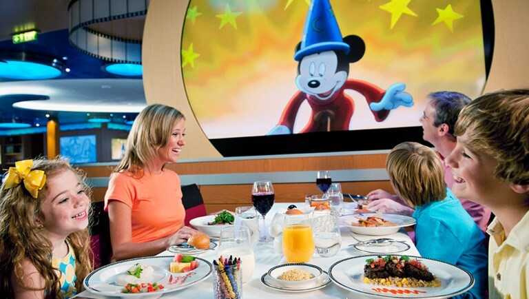 迪士尼探險號沿襲了迪士尼遊輪的一貫特色，提供各式餐飲與娛樂體驗，適合各年齡層族群。（圖／迪士尼遊輪提供）