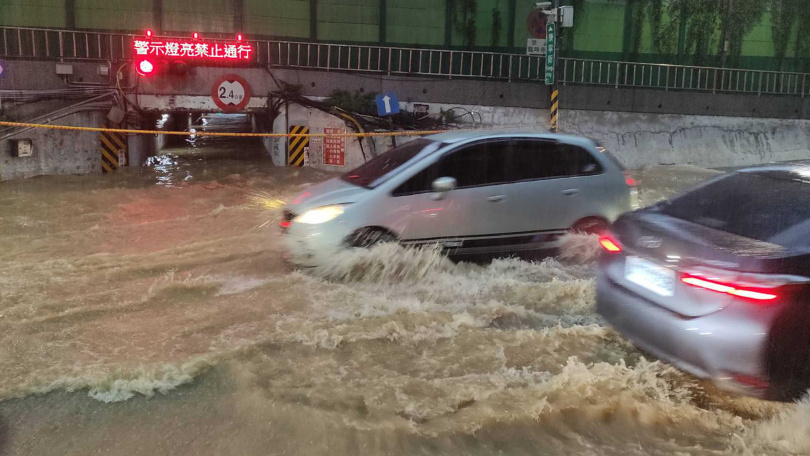 從「車輛淹水高度」可以判斷愛車淹水處理方式，重要的是下大雨行駛時要放慢速度，防止噴濺過高的水花被引擎進氣系統吸入。（圖／報系資料照）