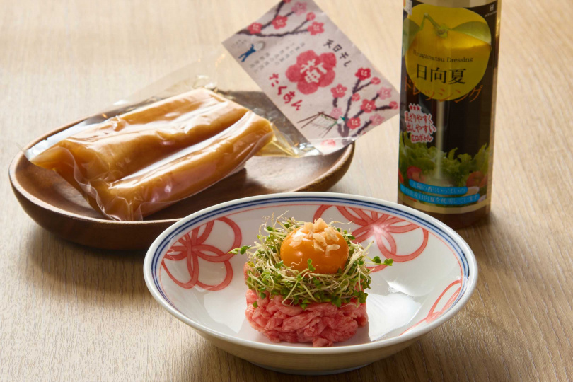 脂.板前炭火燒肉設計的「月見生牛肉」。(480元,圖/宮崎物產祭提供)