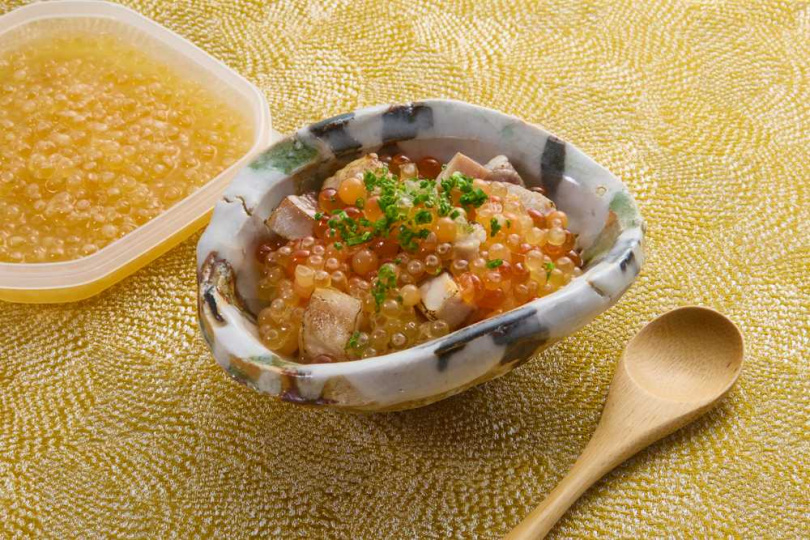 和食餐廳「淡粹」選用「YAMAE食品 宮崎辣味噌」、「SMOLT 月見黃金醬油漬魚卵」設計套餐中3道菜色,圖為「宮崎黑瀨鰤魚佐三色漬魚卵」。(圖/宮崎物產祭提供)