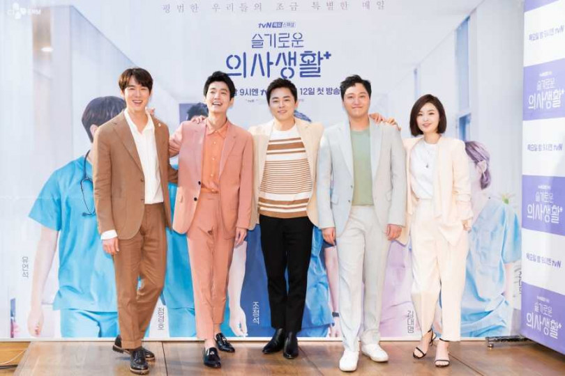 《機智醫生生活》由柳演錫（左起）、鄭敬淏、曹政奭、金大明、田美都主演。(Netflix提供)