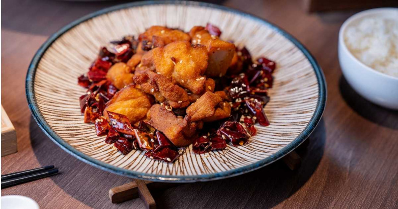 看準外食人口遽增與對口味的多變需求,溜溜富民店改版加入了主廚擅長的下飯菜,如「干烹辣子雞」等菜色。(220元,圖/漢來美食提供)