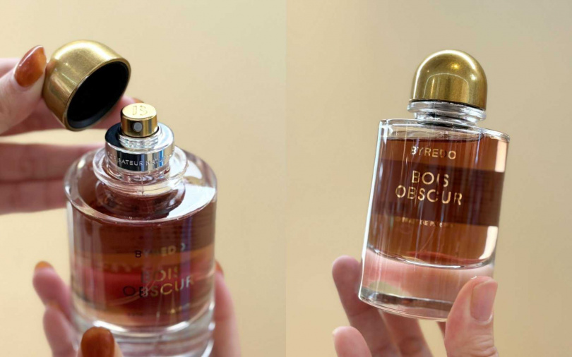 全新瓶身雕塑感更強,纖長線條、古銅金瓶蓋、金銀噴頭,就像午夜舞廳裡那位妳會忍不住一直注意的人—不吵、不搶光,卻擁有最危險的吸引力。(圖/吳雅鈴攝)