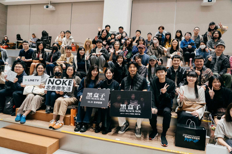 主演傅孟柏(一排中）、製作人蘇莞筑與原作者Pony與現場粉絲大合照。（圖／NOKE忠泰樂生活提供）
