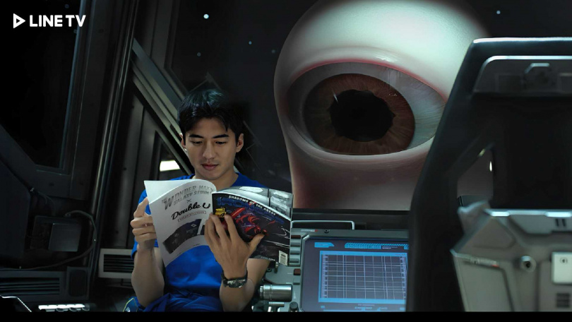 《星際救援》傅孟柏與小白可愛互動。（圖／LINE TV提供）