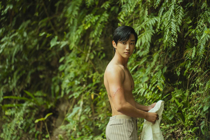 韓星振永在《那張照片裡的我們》秀出精壯好身材。(圖/瀚草文創GrX STUDIO提供)。