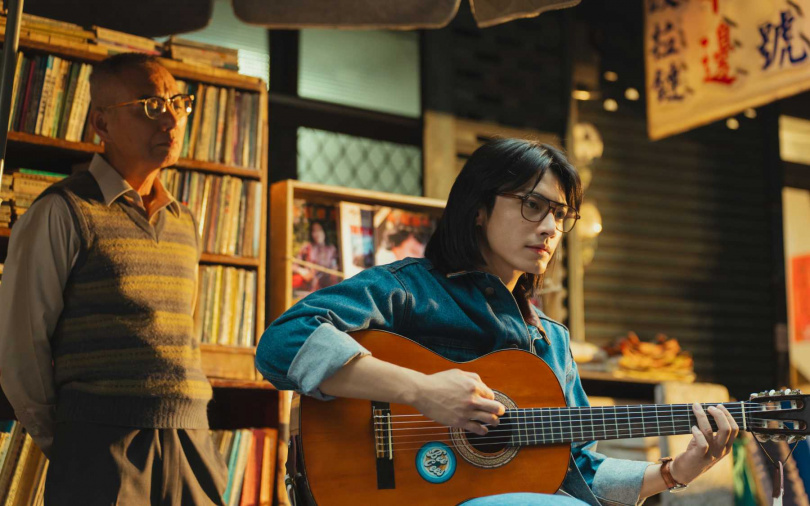 宋柏緯片中飾演熱愛音樂的青年「弘國」,靠著聽1977年歌單和眼鏡入戲。(圖/瀚草文創GrX STUDIO提供)