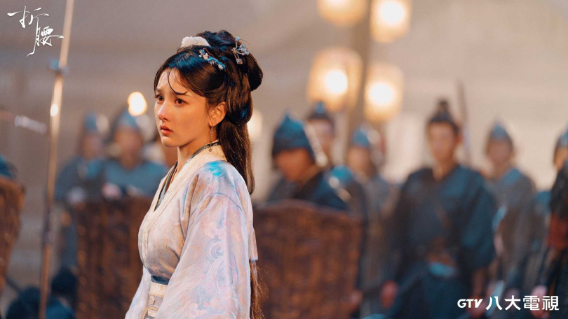《折腰》宋祖兒為顧全大局嫁給敵對劉宇寧，以化解世仇。（圖／八大）