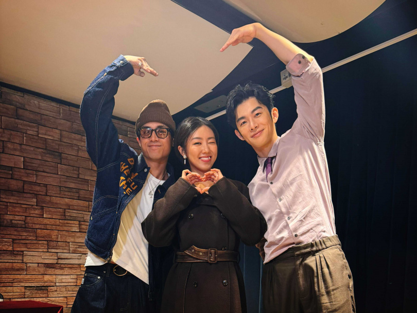 Anson Kong 江𤒹生(左1)驚喜現身由蕭子墨(右1)顏卓靈(中)主演電影《幸運閣》香港首映會。(圖/三和娛樂)