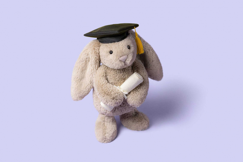 Jellycat Bashful Bunny Graduation Outfit 畢業兔/2880元(圖/品牌提供)