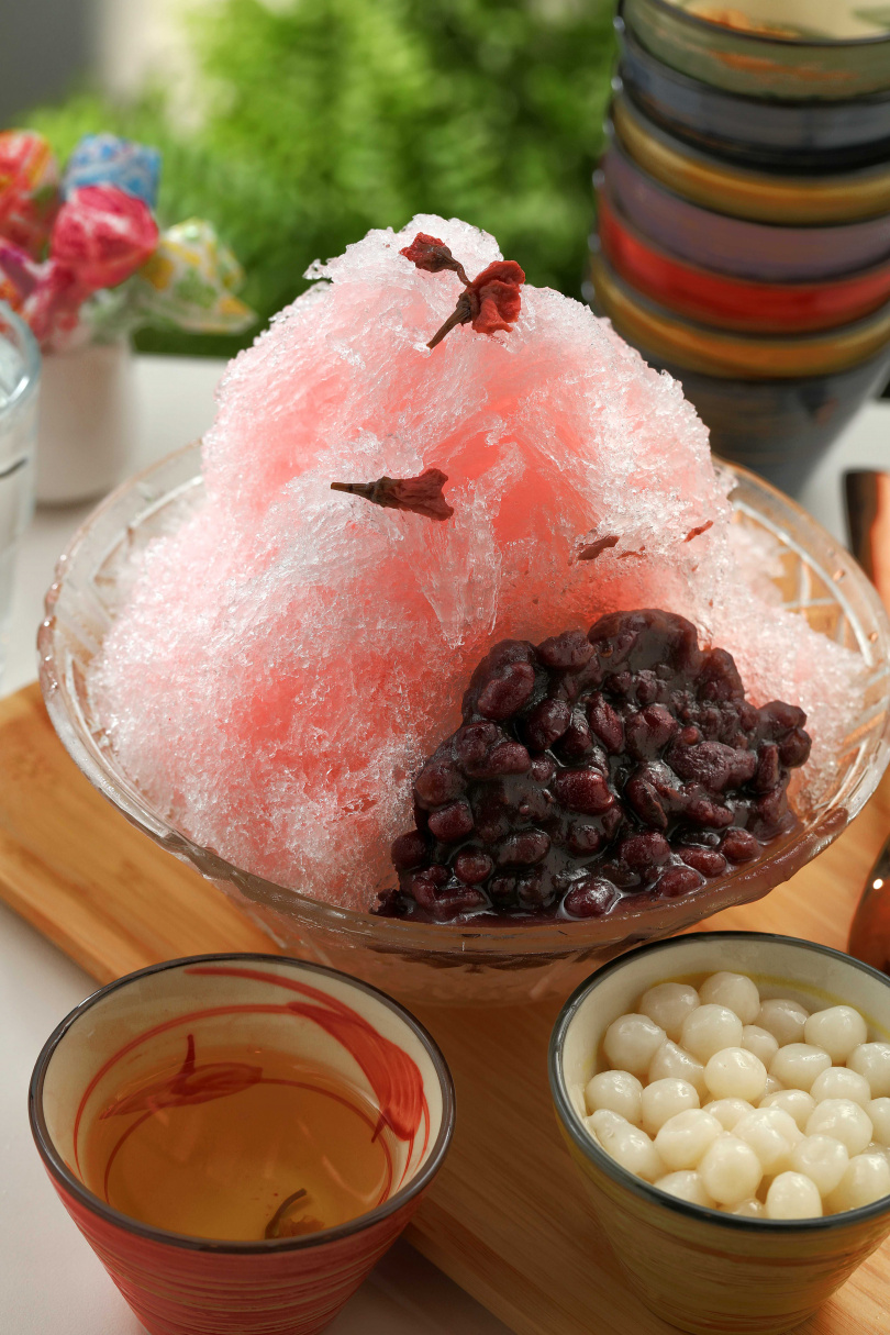 「鹽漬櫻花刨冰」上頭的夢幻色澤是鹽漬櫻花糖漿，吃起來鹹甜酸兼具，與蜜紅豆及湯圓很是對味。（200元）