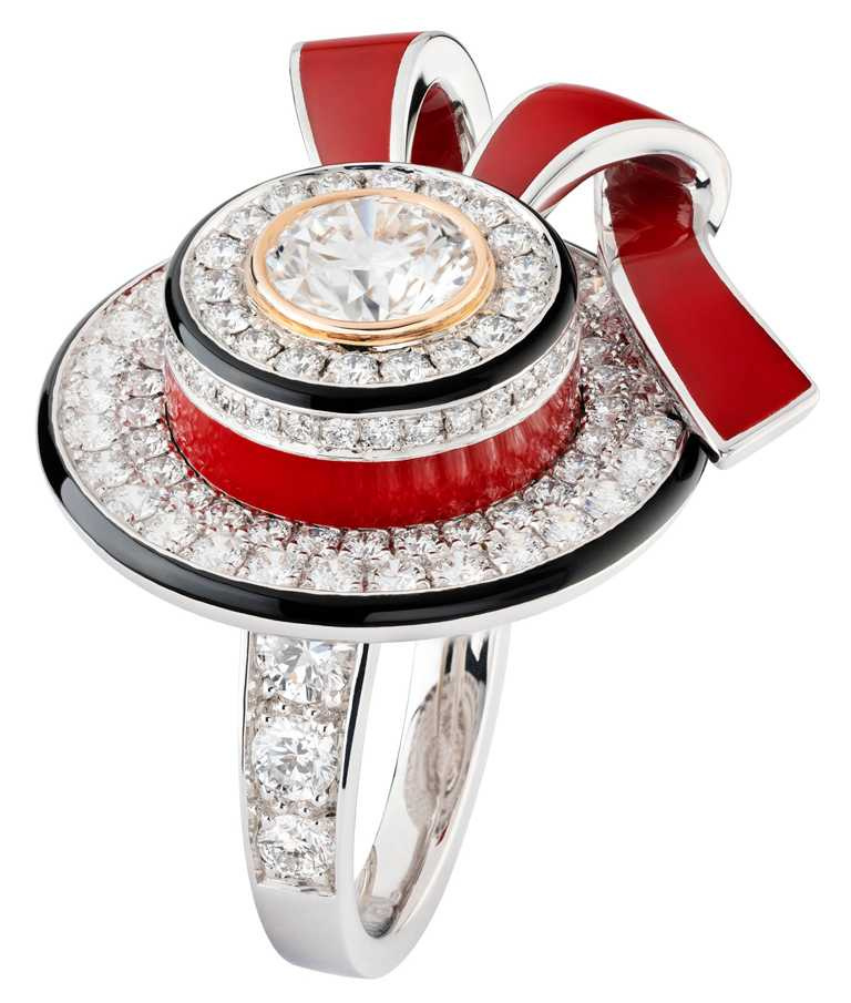 CHANEL「Escale à Venise」系列頂級珠寶，「Ruban Canotier」戒指，將威尼斯貢多拉船伕經典的紅絲帶硬簷草帽，化為玩味珠寶╱2,772,000元。（圖╱CHANEL提供）