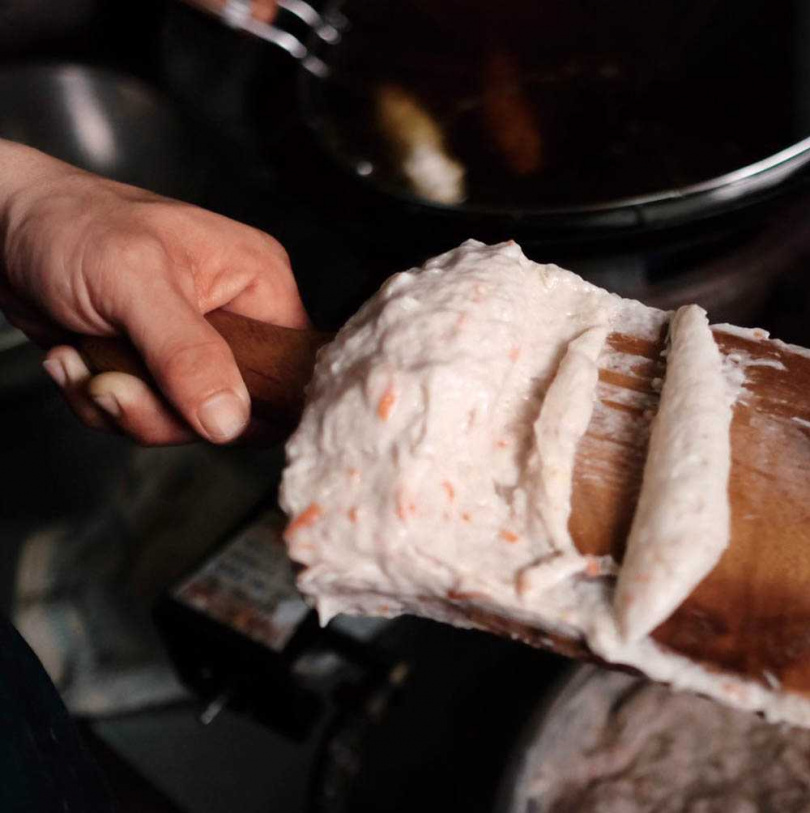 選用油脂較少的黑皮旗魚，取中心部位的魚肉，將旗魚肉攪絲再加入些許樹薯粉，加以調味進而製成魚漿。（山壹提供）