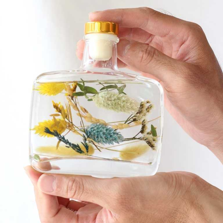 「原生態工作室」推出DIY手作擴香瓶與DIY香水材料包送到家，有多種天然植物香味可以選擇。