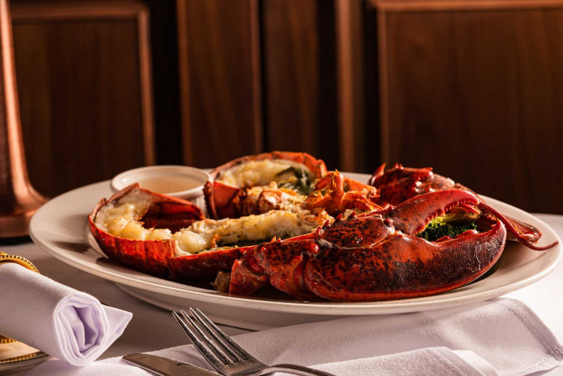 「豪華海陸雙人饗宴」包含「波士頓活龍蝦1.5 lb.」和經典的「低溫烘烤牛肋排5oz」。（圖／勞瑞斯提供）