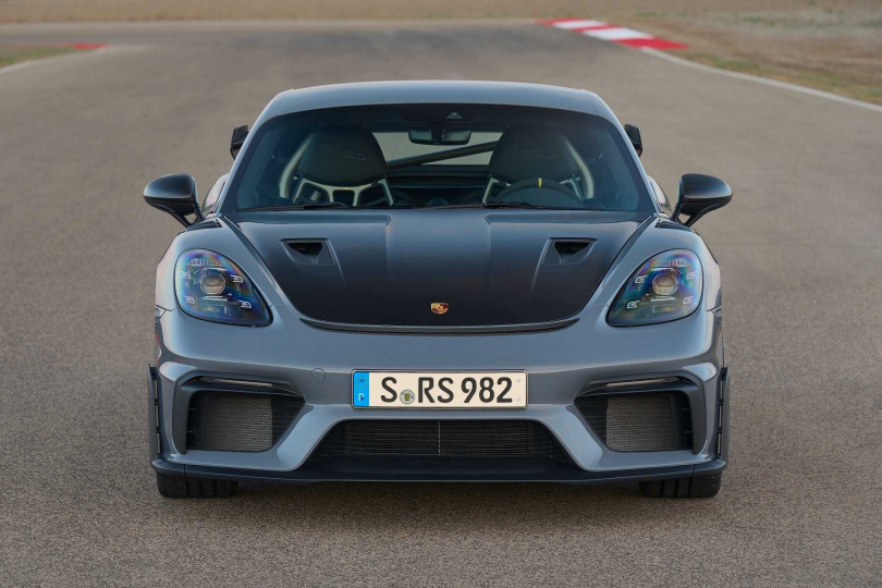   保時捷718車系全新旗艦型車款Porsche 718 Cayman GT4 RS 專為拒絕妥協的駕駛量身打造，擁有輕量化的車身結構和極其靈活的底盤設置，精巧的空氣動力學設計，以及獨特的引擎聲浪  