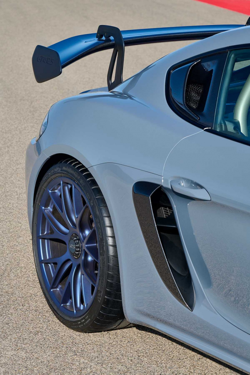   駕駛座和副駕座車窗後方進氣柵，有別於其他 718 Cayman車款的後側小窗的設計，新的進氣設計有效幫助引擎冷卻，改善進氣氣流  