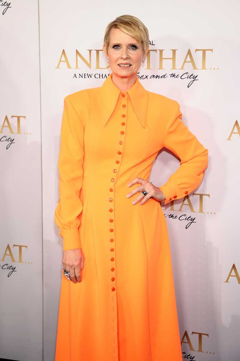 女星辛西亞尼克森，佩戴BOUCHERON寶詩龍珠寶，出席《慾望城市：華麗下半場》首映典禮。（圖╱BOUCHERON提供）