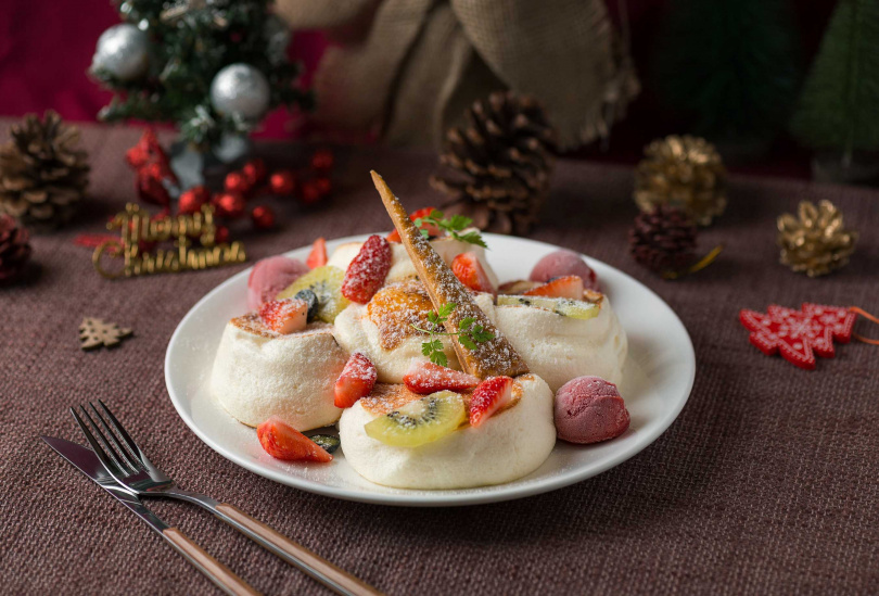 「烤布蕾鬆餅」雲朵般柔滑的鬆餅擠上卡士達醬灑糖炙燒，並搭配當季水果產生細膩優雅的風味（$400）。（圖／小樽洋菓子舖LeTAO 提供）
