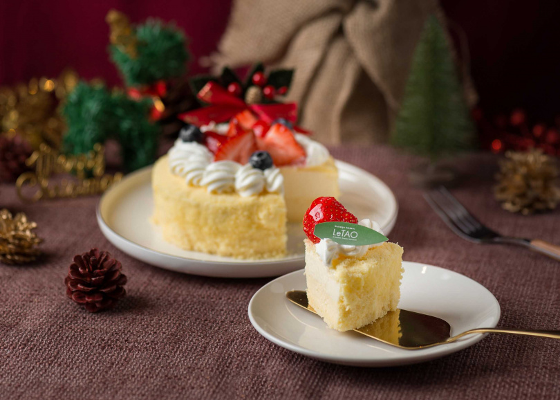 「聖誕限定雙層乳酪蛋糕」以經典原味雙層乳酪蛋糕為基底，搭配北海道鮮奶油、新鮮草莓、藍莓及聖誕風情裝飾（$950）。（圖／小樽洋菓子舖LeTAO 提供）
