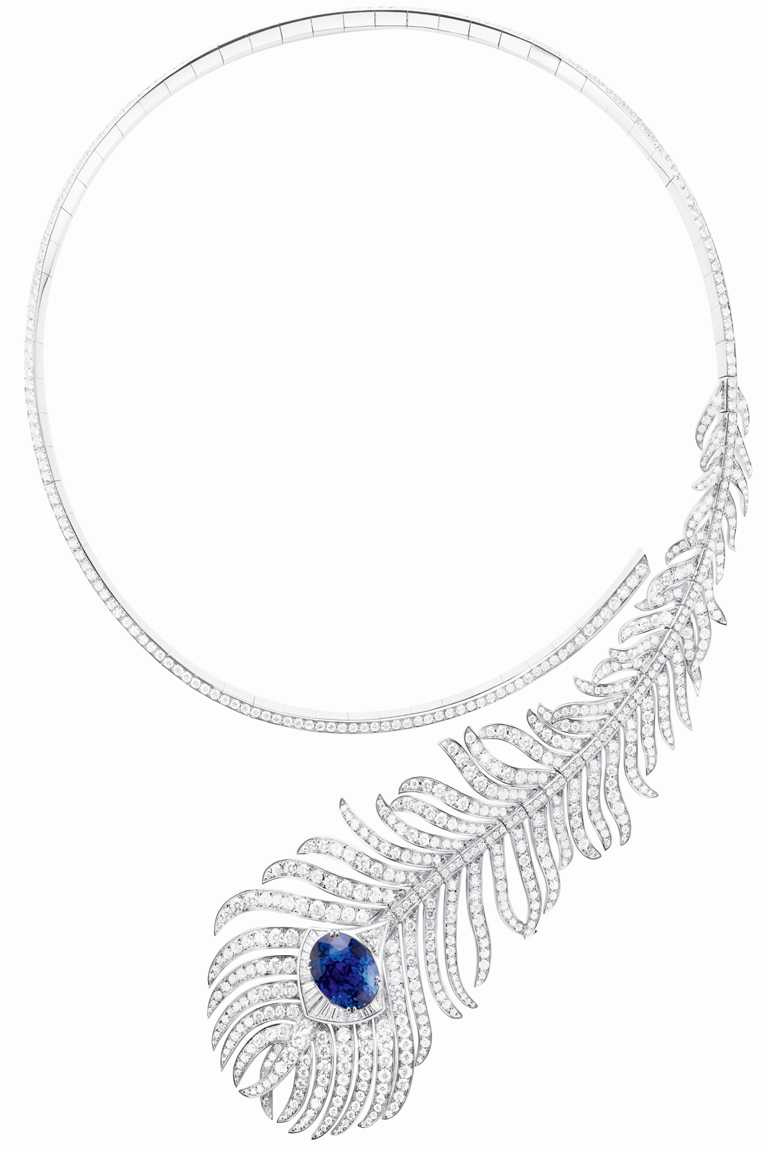 BOUCHERON高級珠寶系列「Plume De Paon」孔雀羽毛問號項鍊，白金750材質，鑲嵌藍寶石1顆，鑽石770顆╱價格店洽。（圖╱BOUCHERON提供）