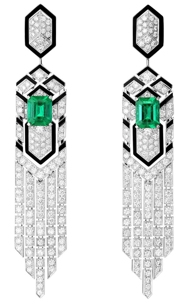 BOUCHERON高級珠寶系列「Perspectives」耳環，白金750、鉑金950材質，黑色漆飾，祖母綠寶石2顆，鑽石228顆╱價格店洽。（圖╱BOUCHERON提供）