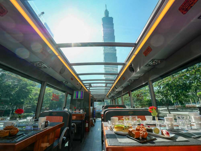 搭著雙層餐車邊感受台北城市魅力邊享受五星級饗宴。（圖／Klook提供）